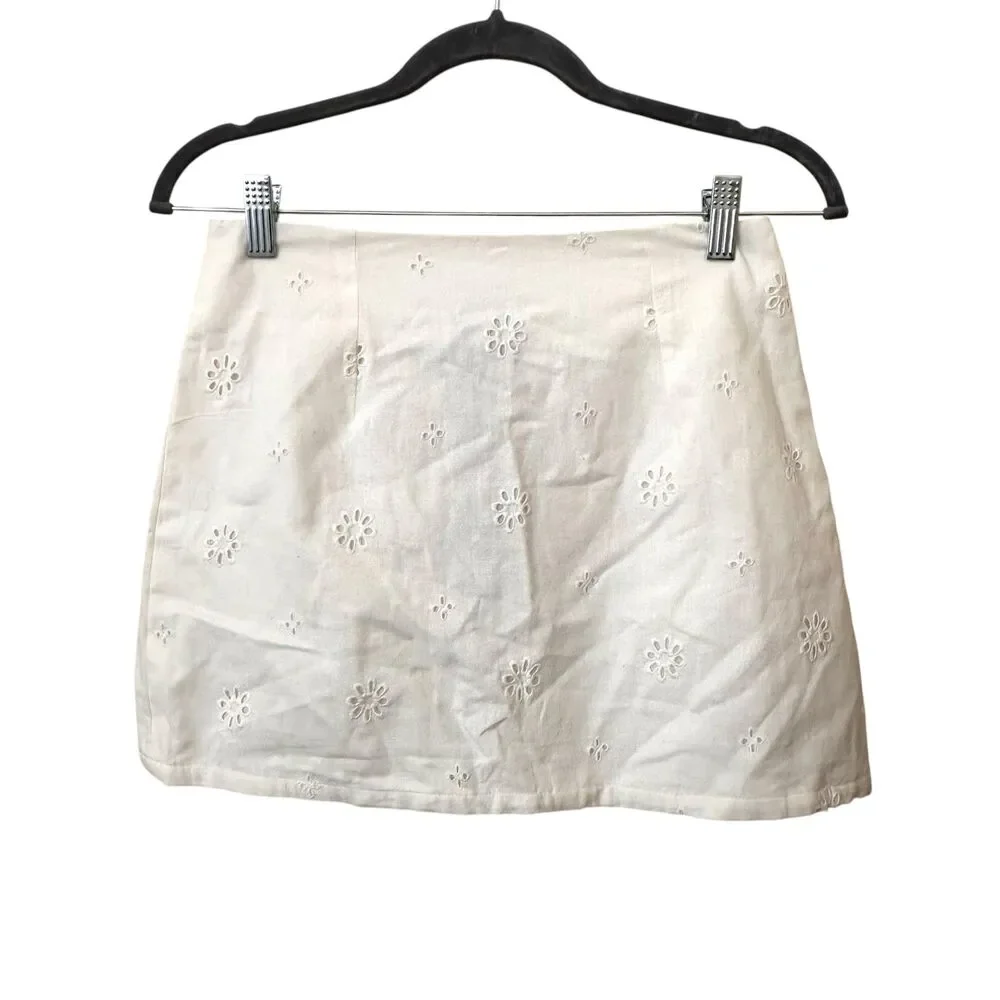SUMMER AWAY Lenora‎ Eyelet Mini Skirt White NWT Small